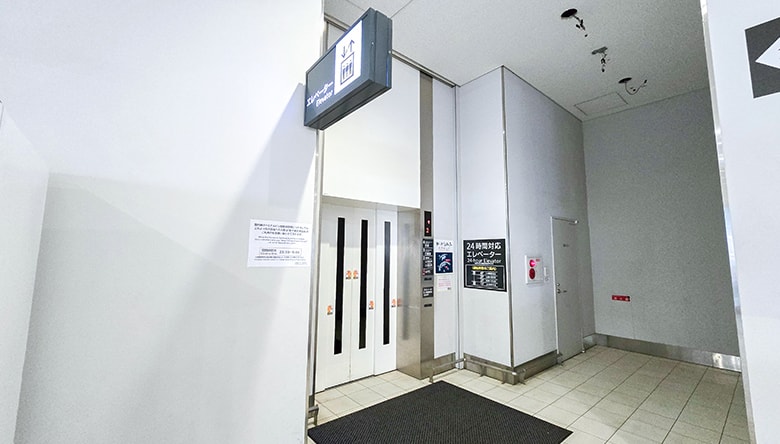 エレベーターで国内線4階までお上がりください