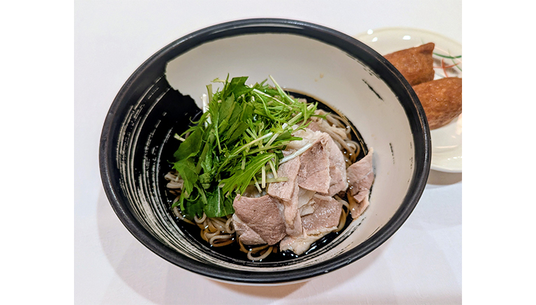 かぼす香る豚しゃぶ冷そば 稲荷寿司付
